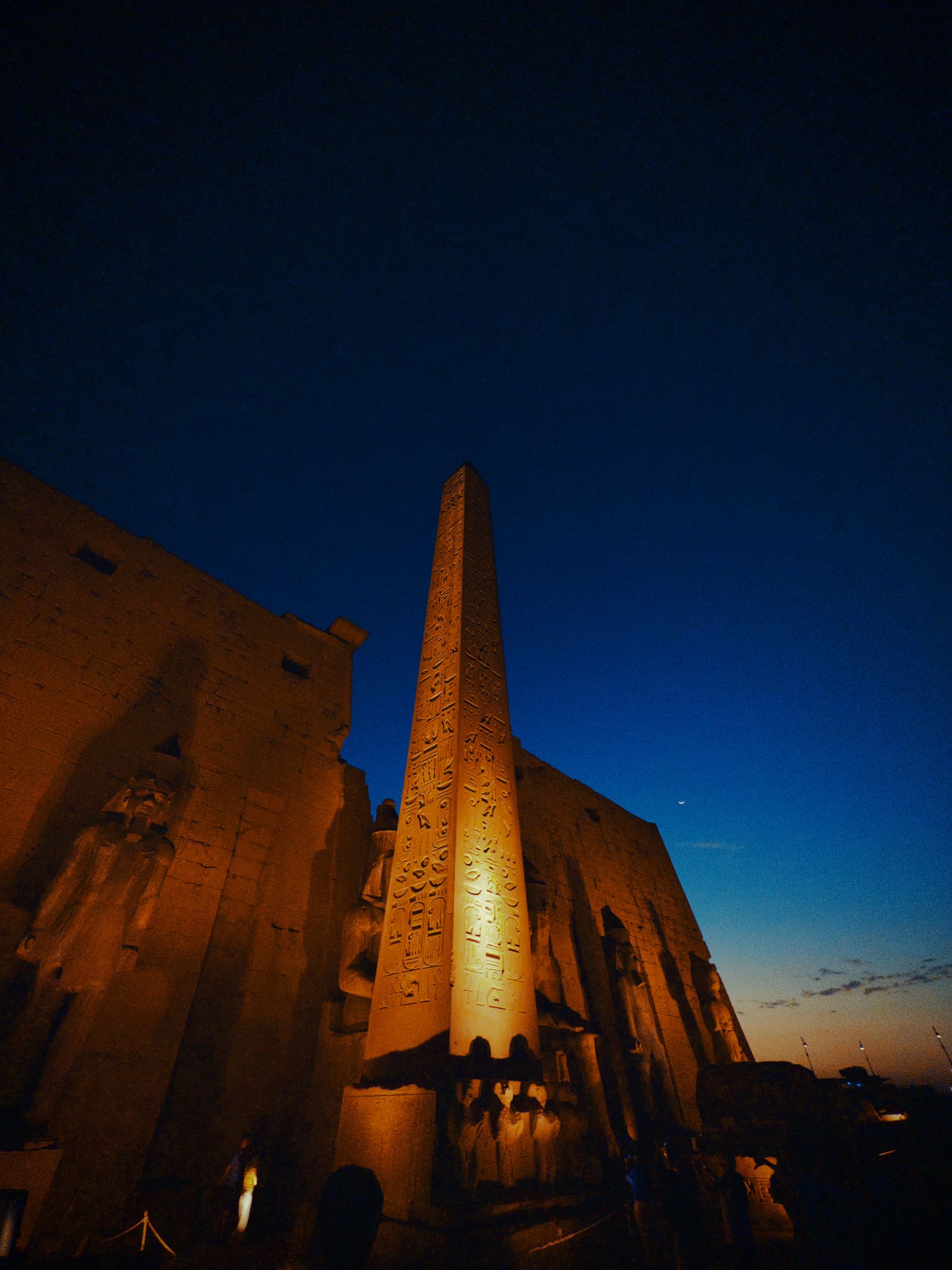 Temple antique illuminé au crépuscule