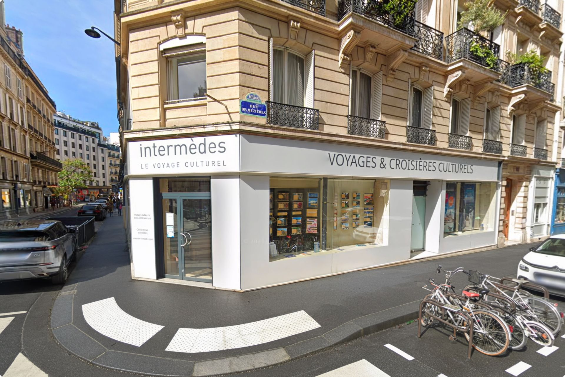 Devanture de l'agence Intermèdes, rue de Mézières