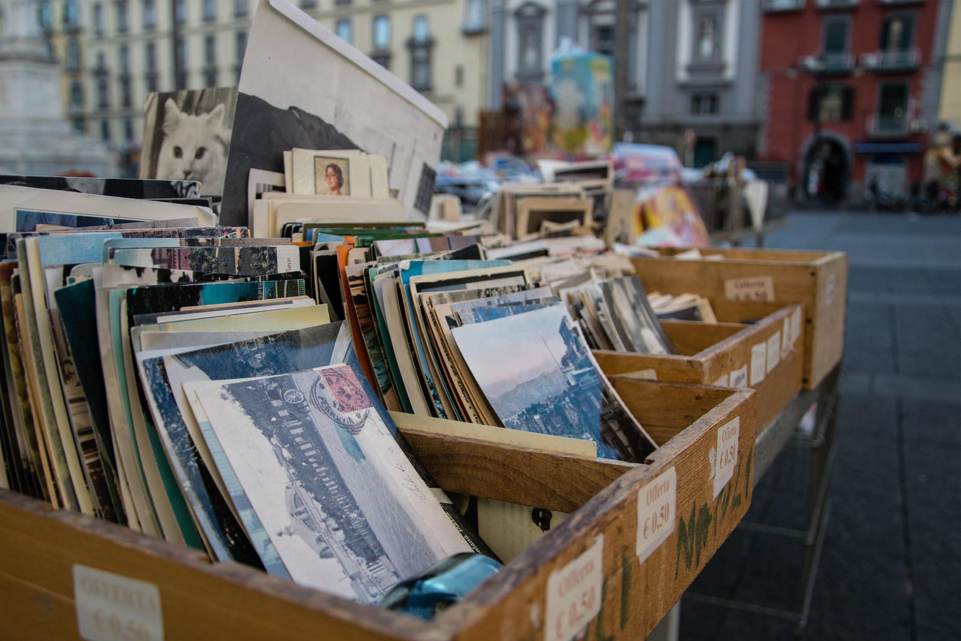 Place de marché à Naples, Italie