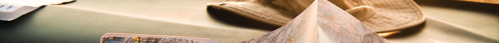 Roadtrip avec une carte dans une voiture