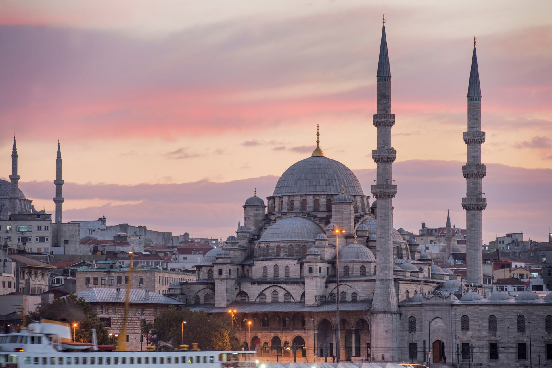 mosquee yeni cami au coucher du soleil - istanbul(c)istock_large_lorraine boogich_ref51366340.jpg