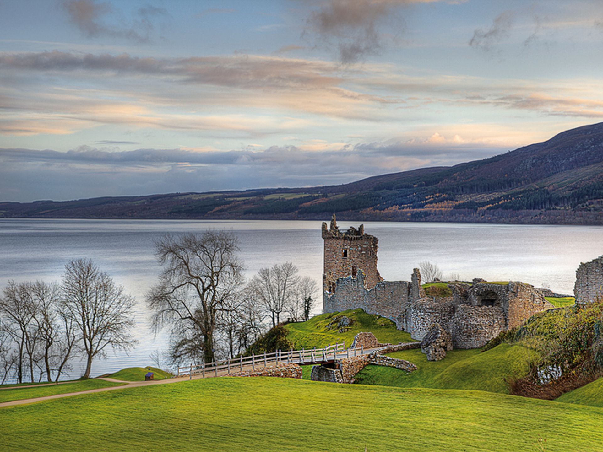 urqhart-castle-near-lochness.jpg