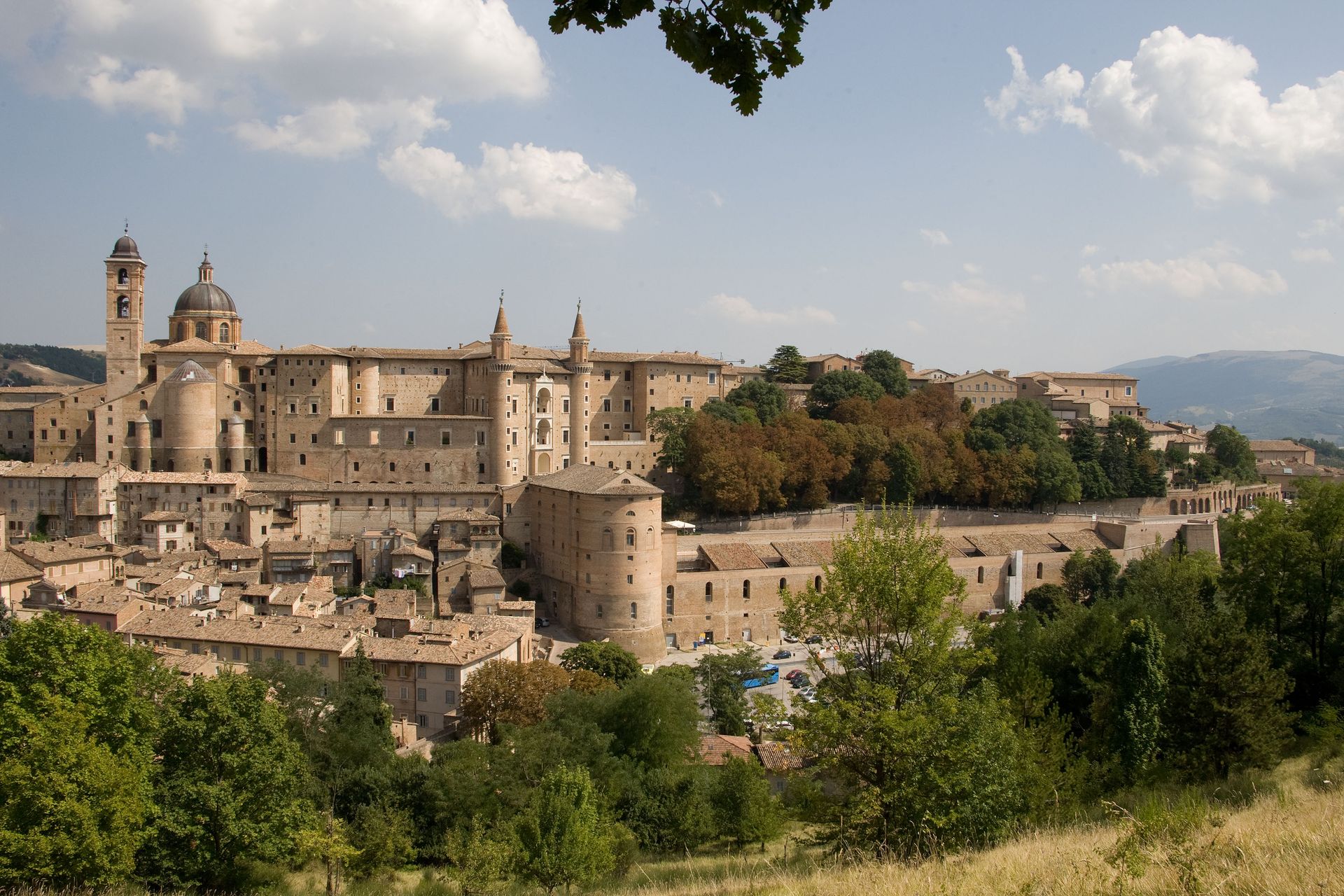 urbino-palazzo-ducale-duomo.jpg