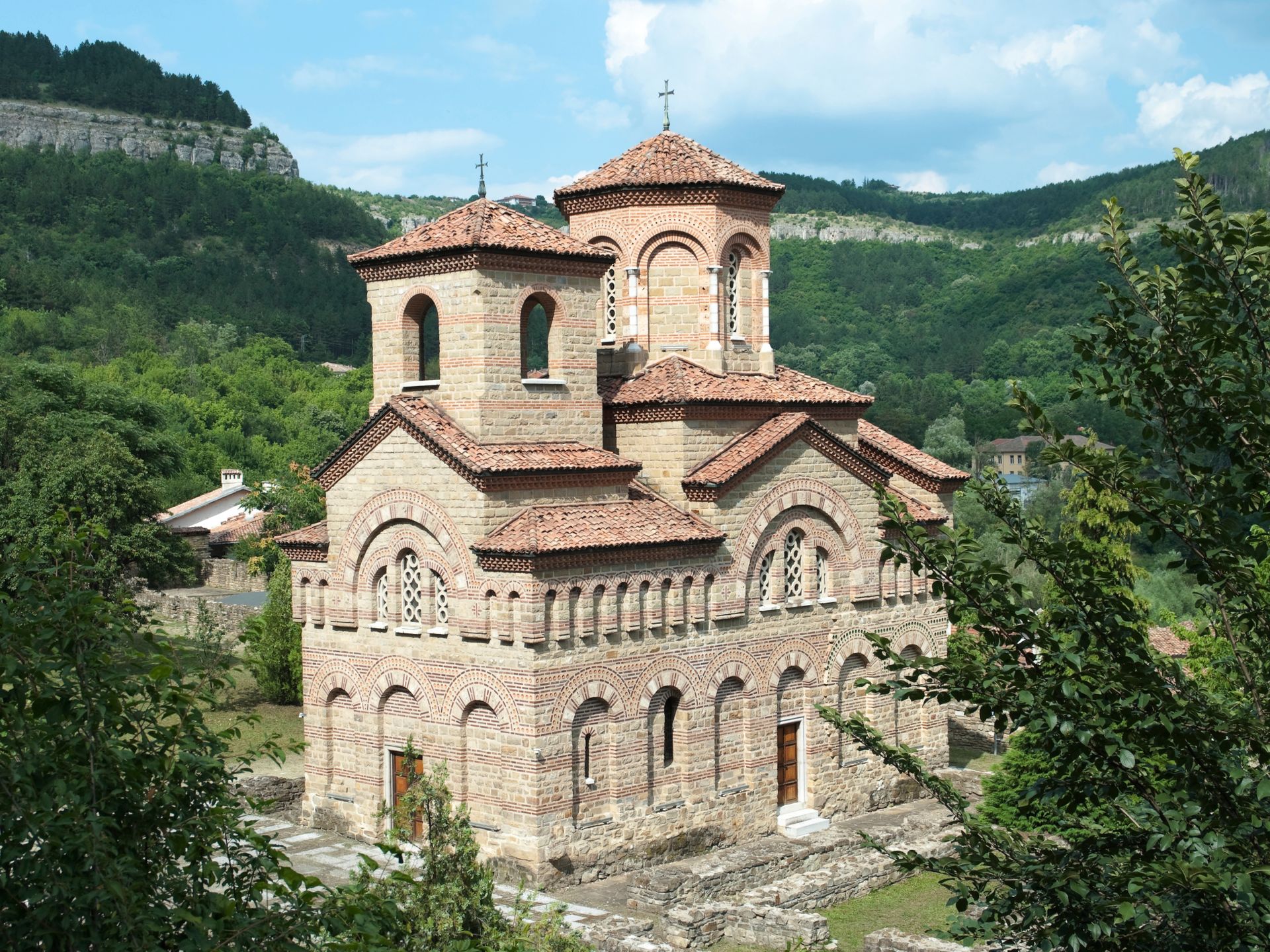 veliko-tarnovo-bulgarie-thinkstock.jpg