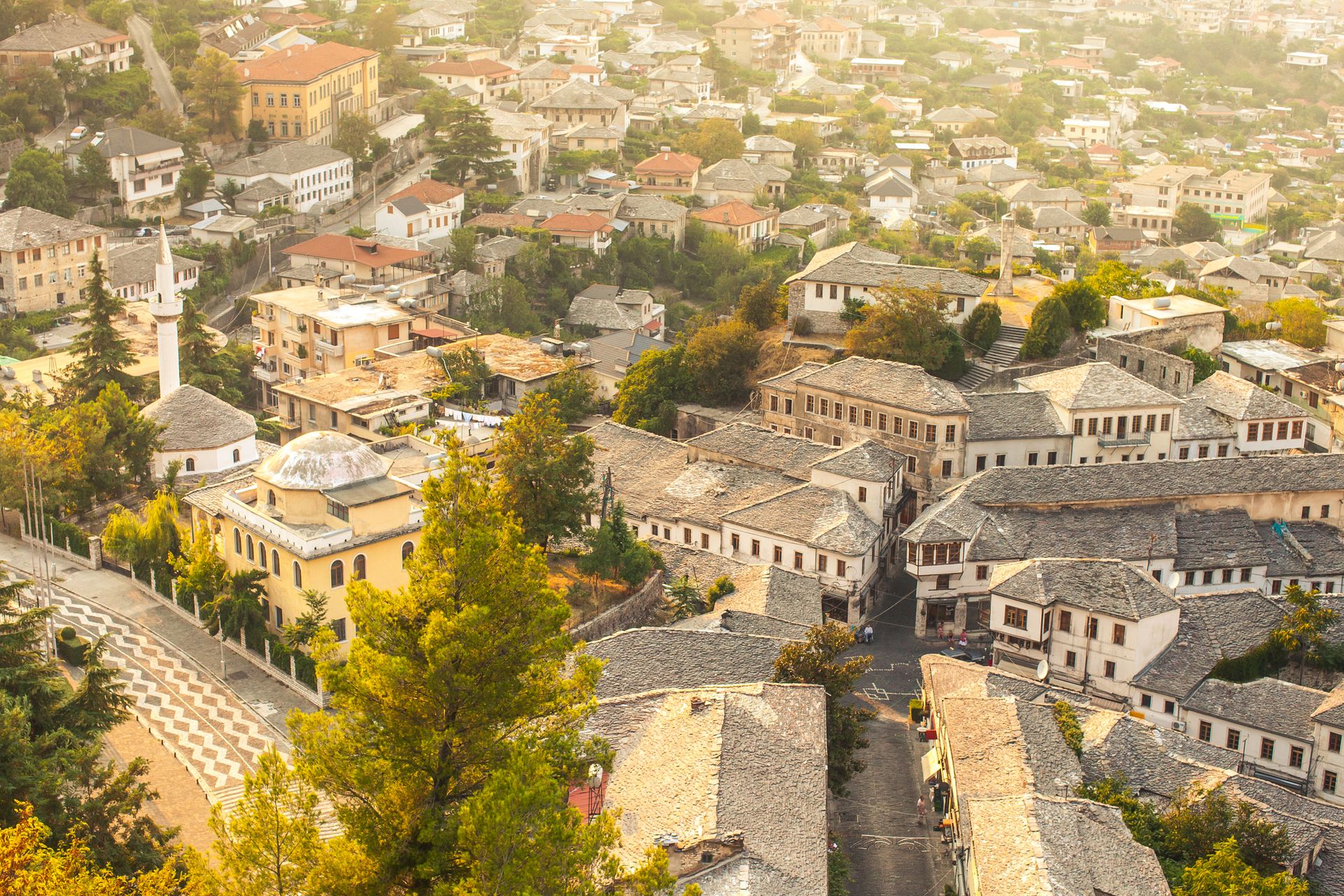 vue aerienne de la ville gjirokaster en albanie(c)istock-sanjeri-490457891.jpg