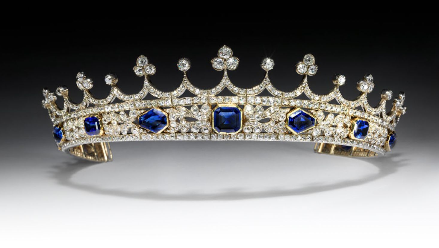 Présentation de l’exposition « Joyaux dynastiques – Pouvoir, prestige et passion, 1700-1960 » à l’Hôtel de la Marine