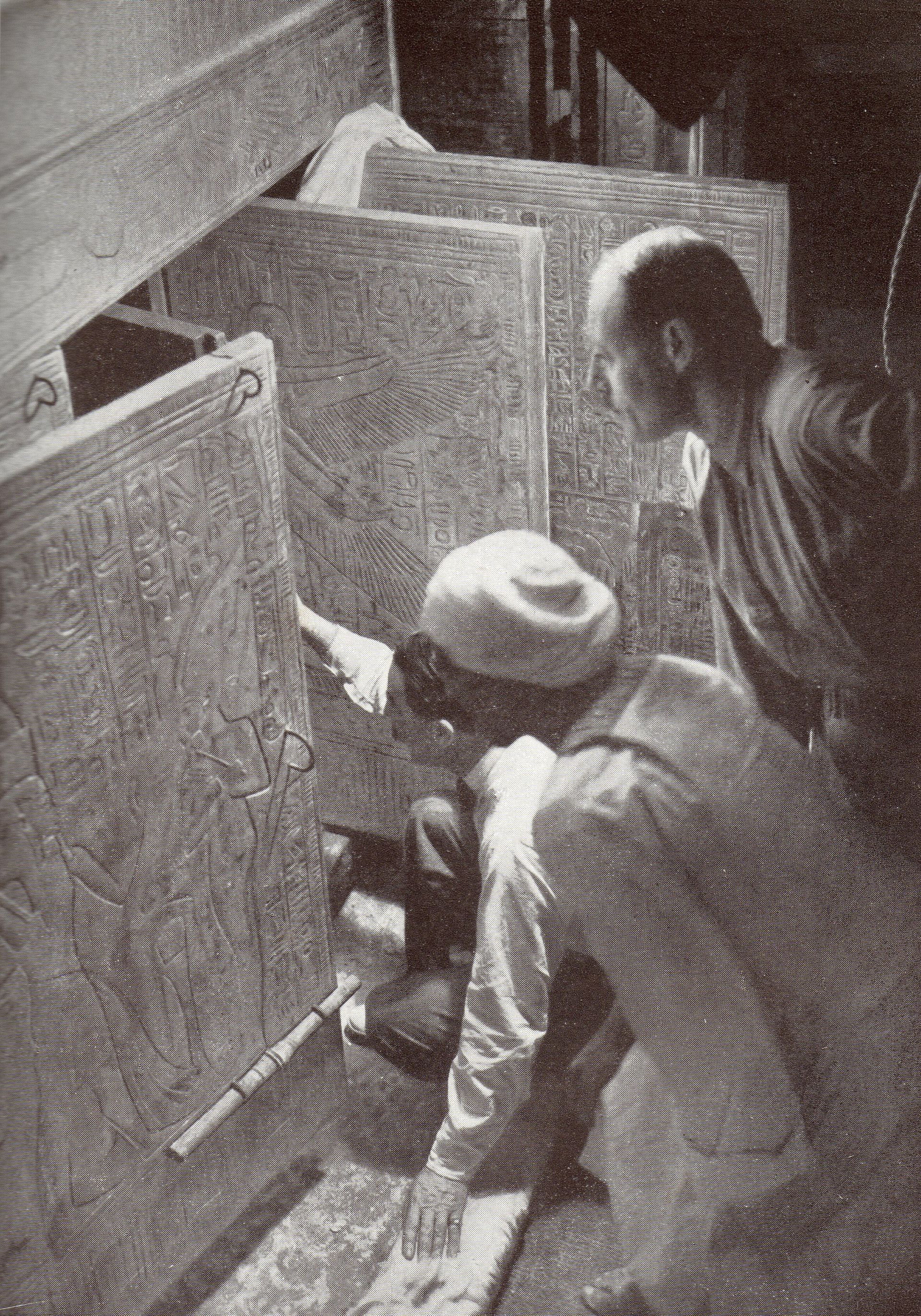 Howard Carter, son mécène Lord Carnarvon et les ouvriers ouvrent les portes de la chambre funéraire (reconstitution faite en 1924 des événements de 1923).