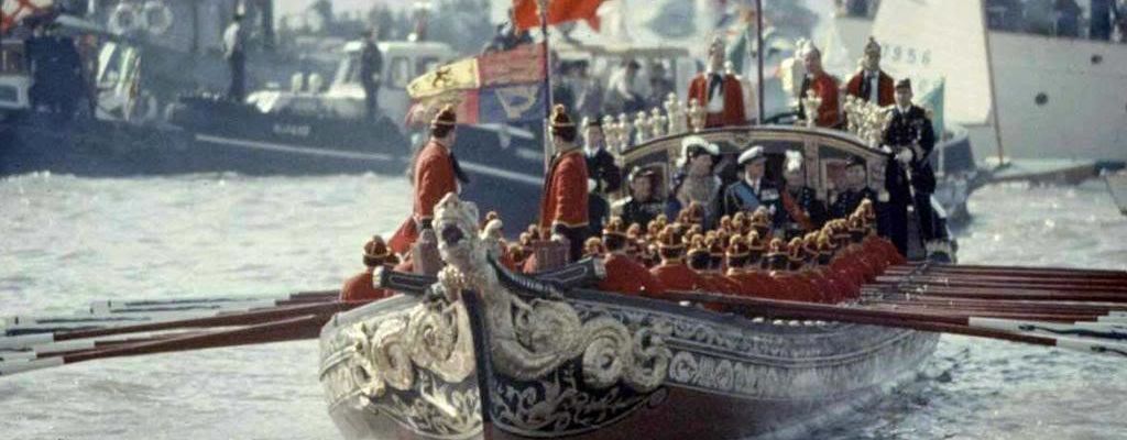 La reine Elizabeth II arrivant à Lisbonne par le Tage