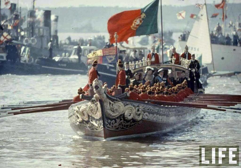 La reine Elizabeth II arrivant à Lisbonne par le Tage