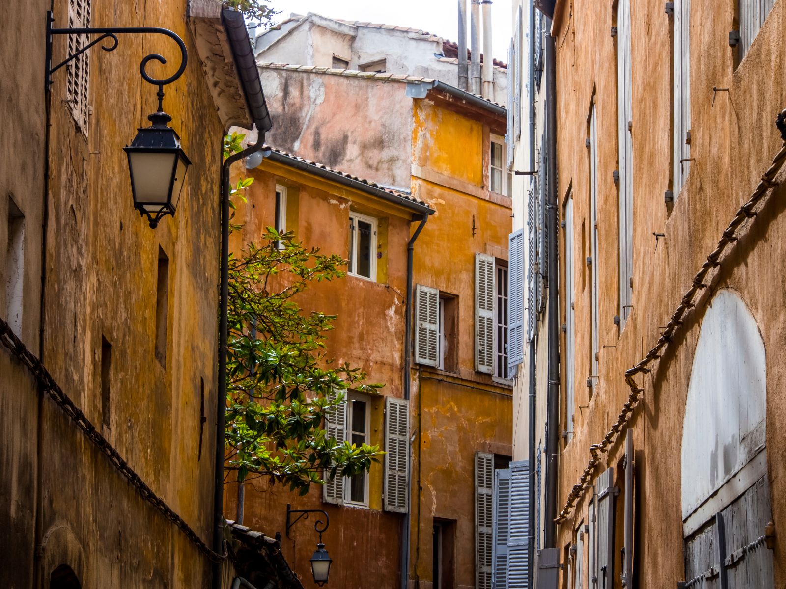 Petite rue, Aix-en-Provence - France ©iStock