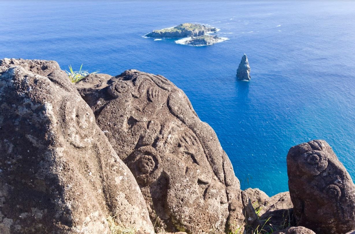 Pétroglyphes sur le site d'Orongo, Île de Pâques  - Chili