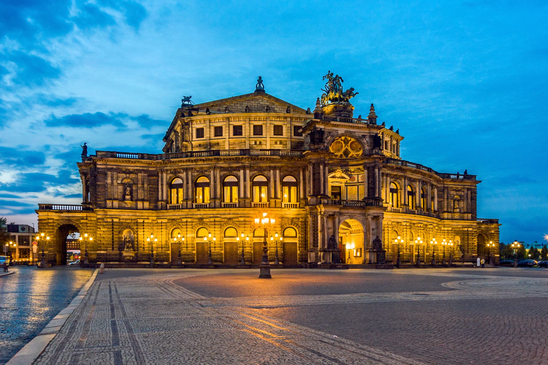 Dresden at night. Semper opera_Allemagne©thinkstockphotos