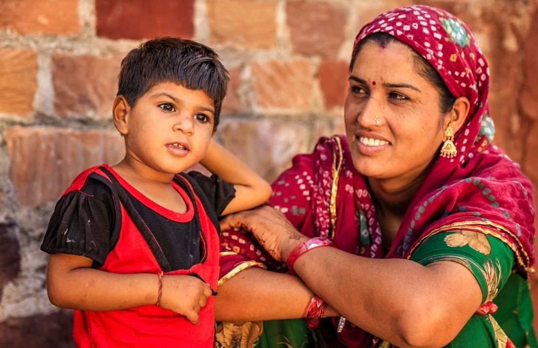 Mère et son fils dans un village bishnoï - Inde