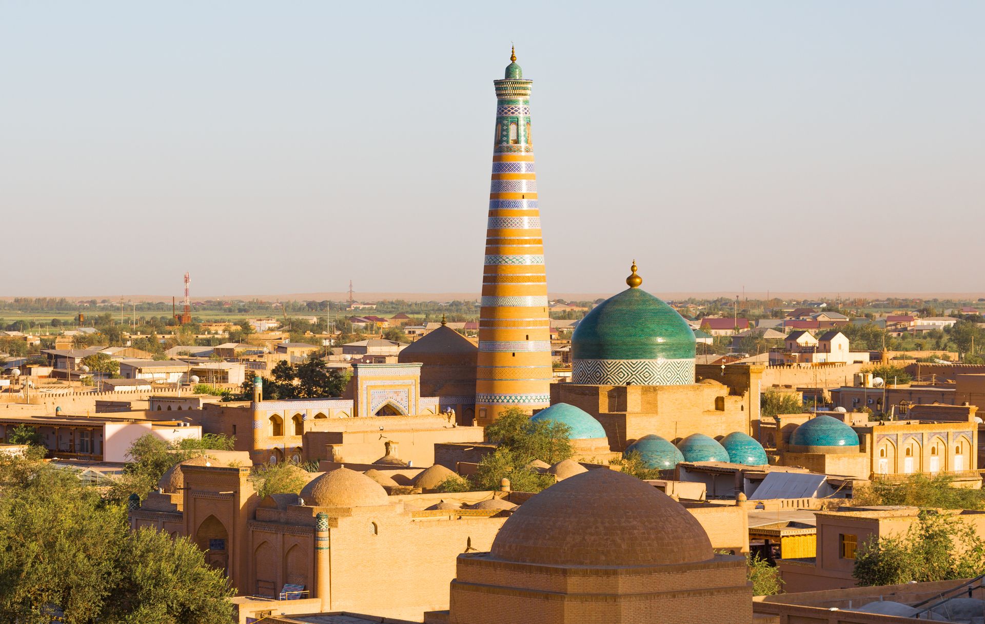 Minaret Kalta Minor et mosquée Pavlakhan Makmoud, Khiva - Ouzbékistan ©iStock