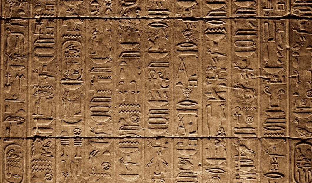 Hiéroglyphes dans le temple de Philae - Egypte