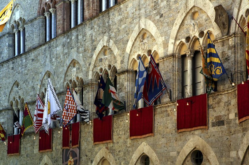 Façade du Palazzo Comunale à l'occasion du Palio, Sienne - Italie ©Thinkstock