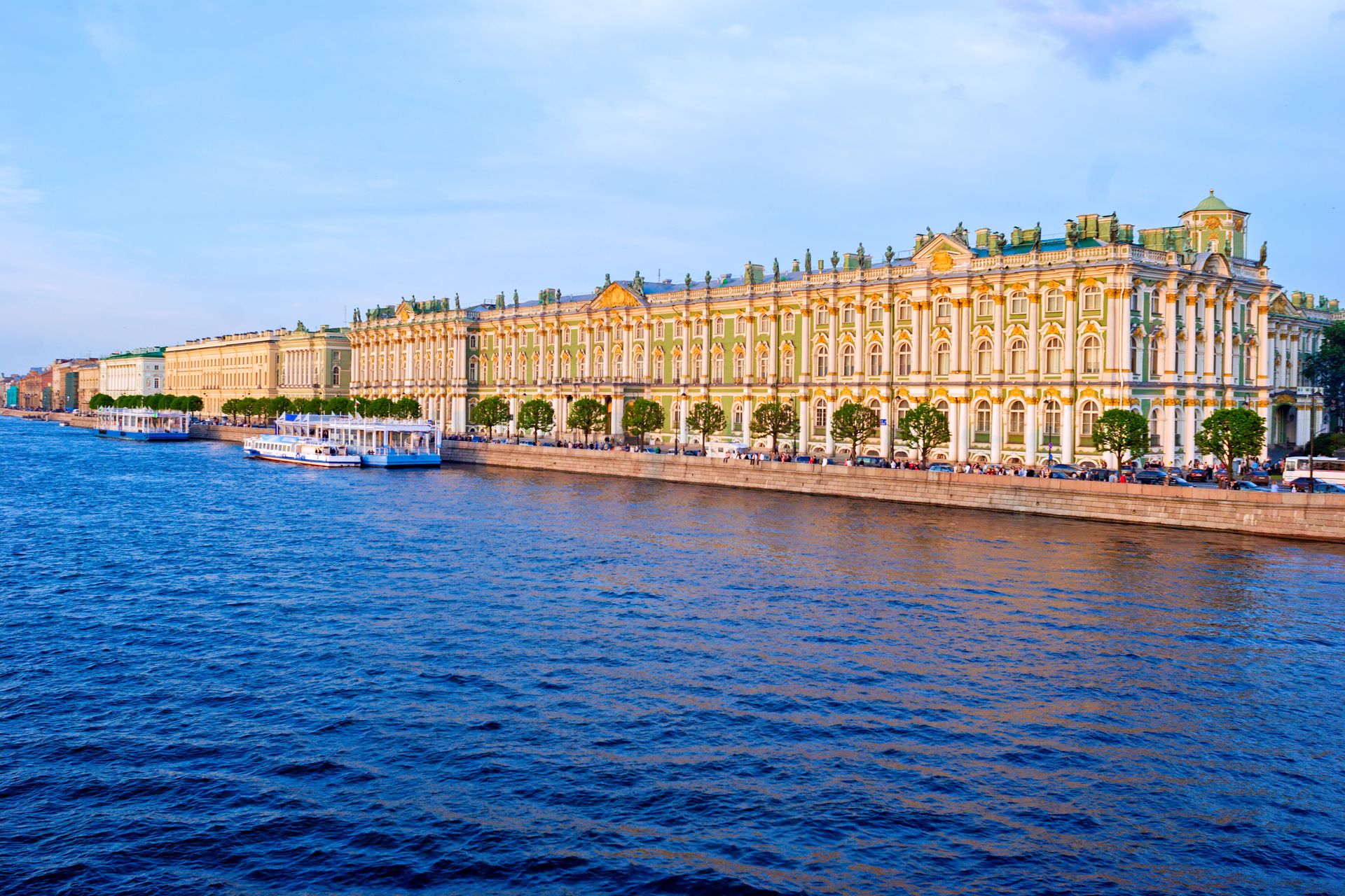 Musée de l'Ermitage et la Neva, Saint-Pétersbourg - Russie ©iStock