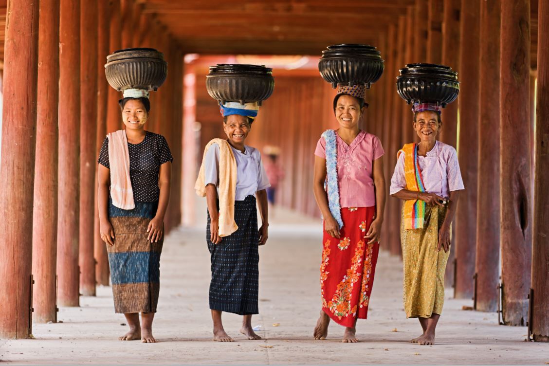 Femmes Birmanes portant des bols de riz au monastère, Bagan, Mandalay - Birmanie