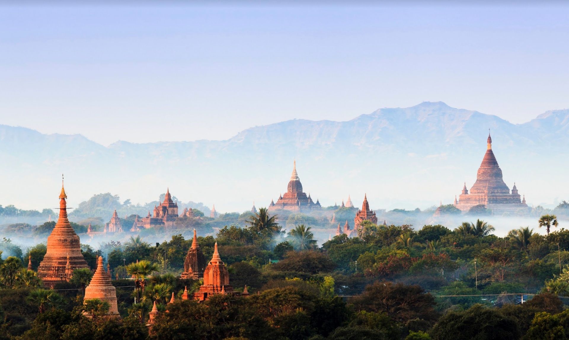 Lever du soleil sur les temples, Bagan - Birmanie ©Istock