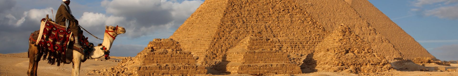 Bédouins en chameau près des pyramides - Égypte