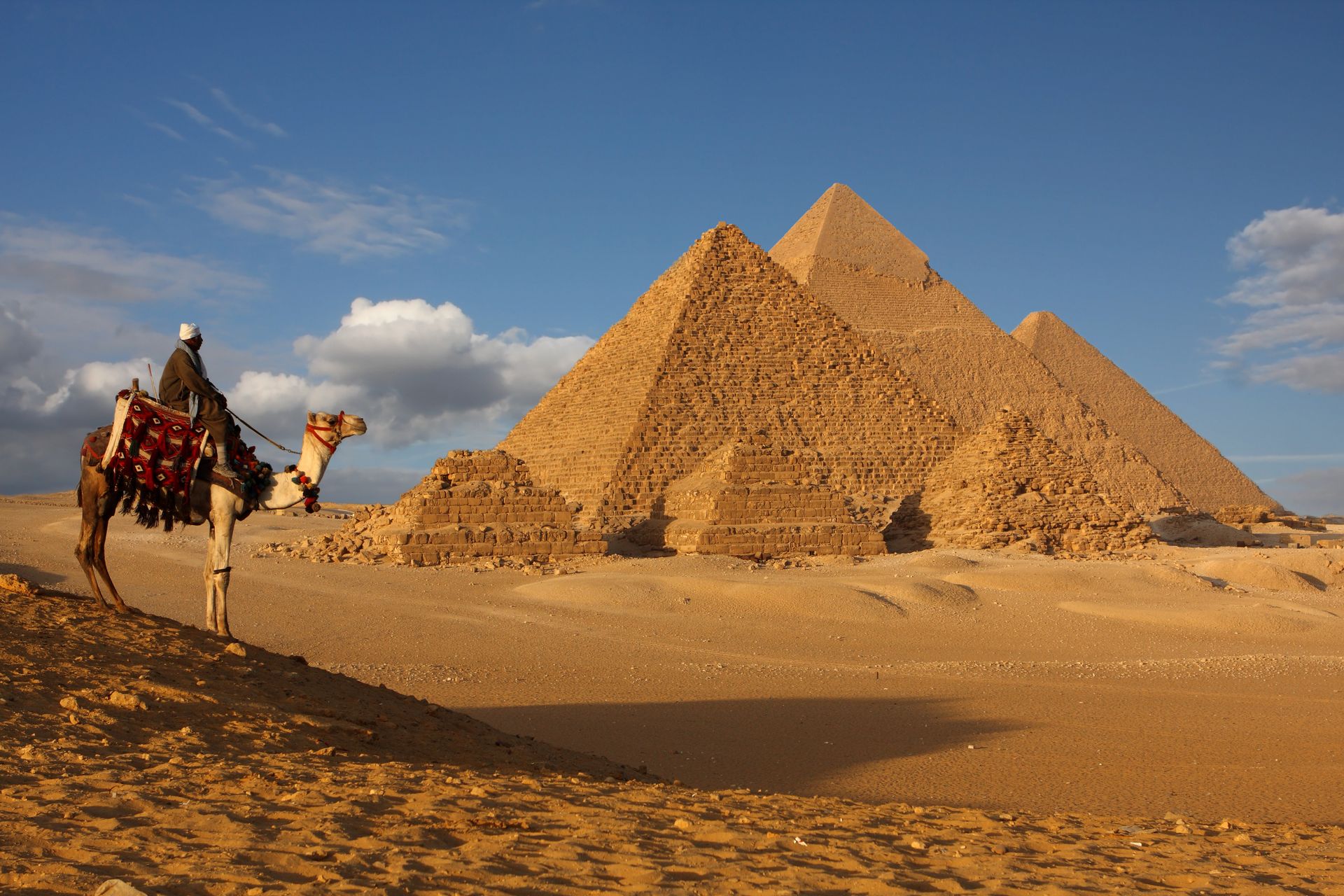 Bédouins en chameau près des pyramides - Égypte