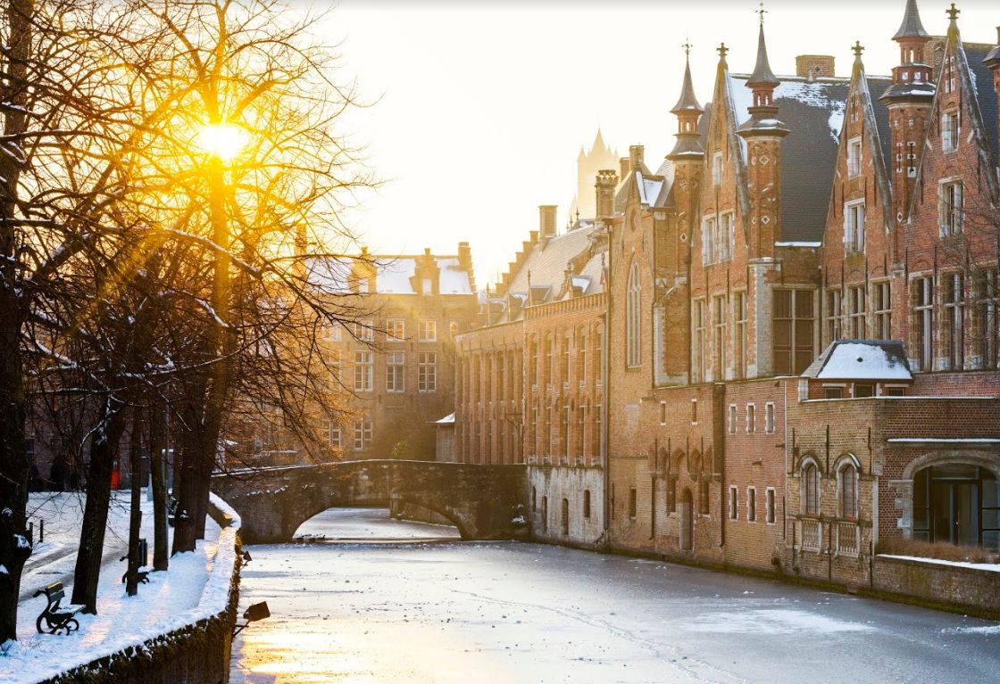 canaux gelés au coucher du soleil, Bruges - Belgique