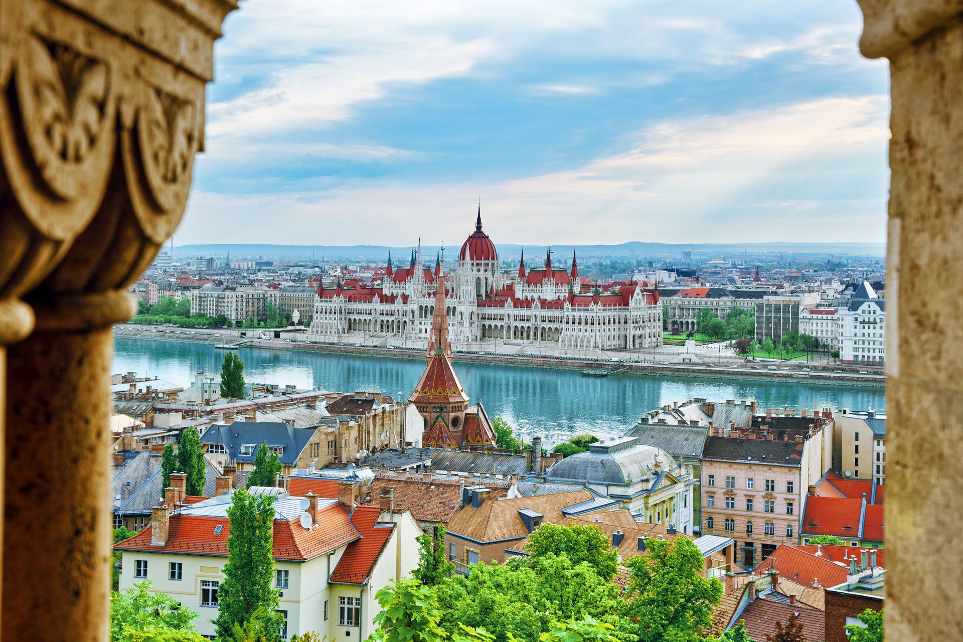 Vue sur le Parlement et le Danube depuis le Bastion des Pêcheurs, Budapest - Hongrie ©iStock