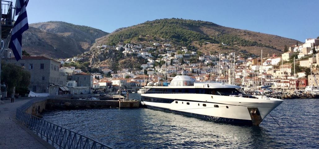 Vue sur votre bateau, le yacht Harmony G, Hydra - Grèce © Plein Cap