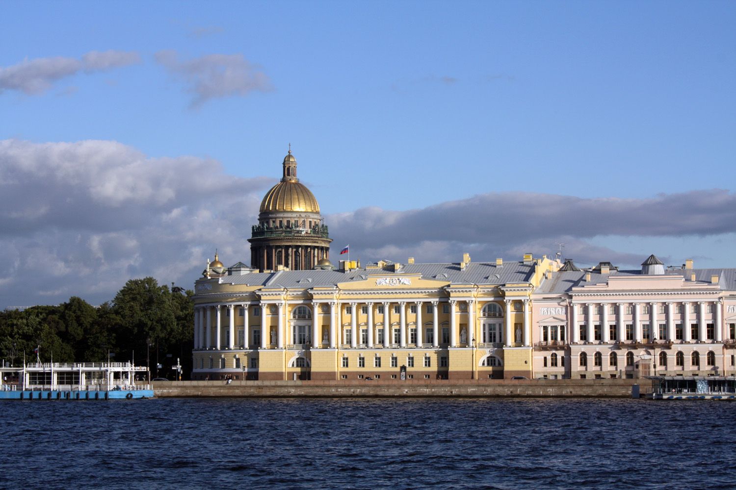 Vue de Saint Pétersbourg sur la Volga - Russie 