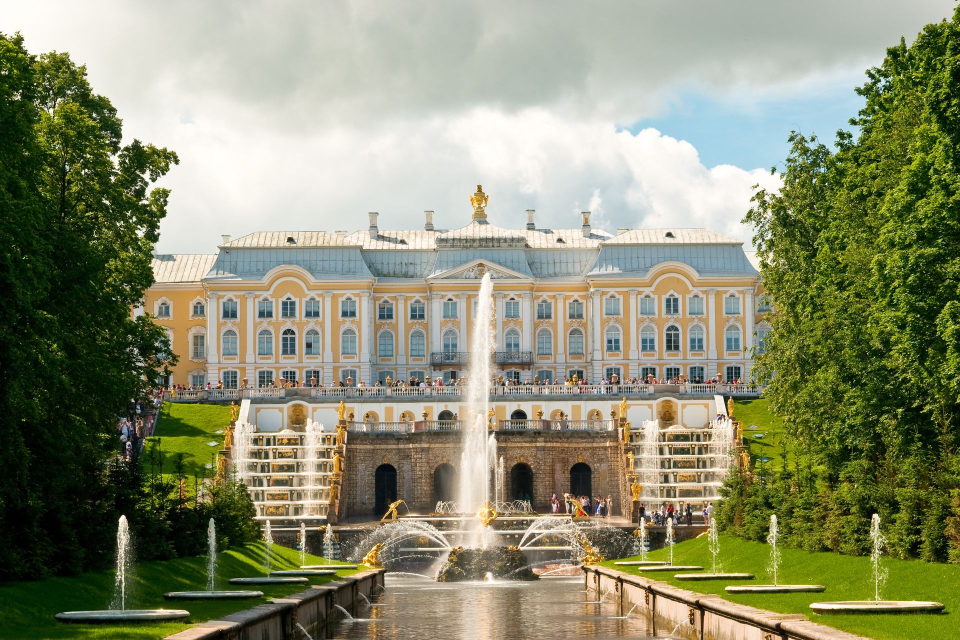 Palais de Peterhof, Saint-Pétersbourg- Russie ©iStock