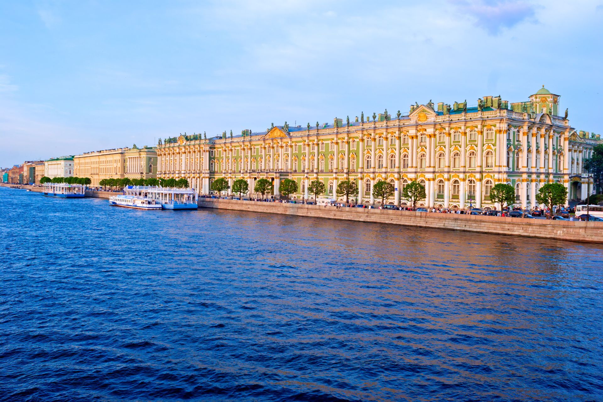 Musée de l'Ermitage et de la Neva au coucher du soleil, Saint Petersbourg- Russie © iStock-Rostislavv