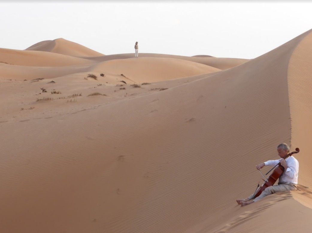 Un violoncelle dans le désert omanais©Félix L