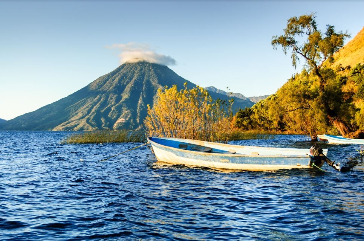 Lac Atitlan avec le volcan San Pedro - Guatemala