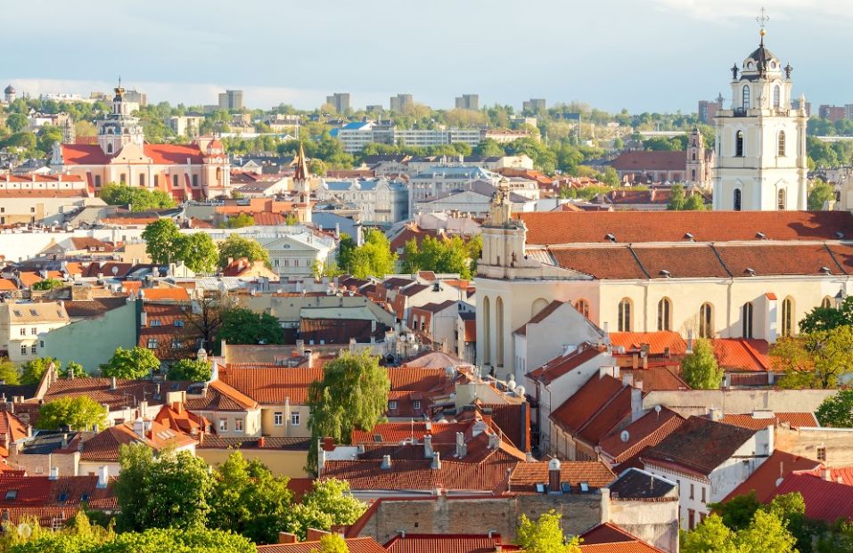 Panorama sur la ville de Vilnius - Lituanie ©iStock