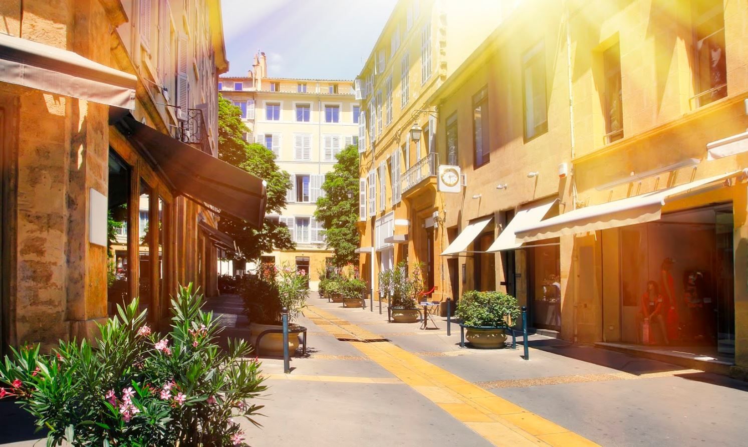 Rue d'Aix-en-Provence, Provence-Alpes-Côte-d'Azur - France ©iStock-Velirina