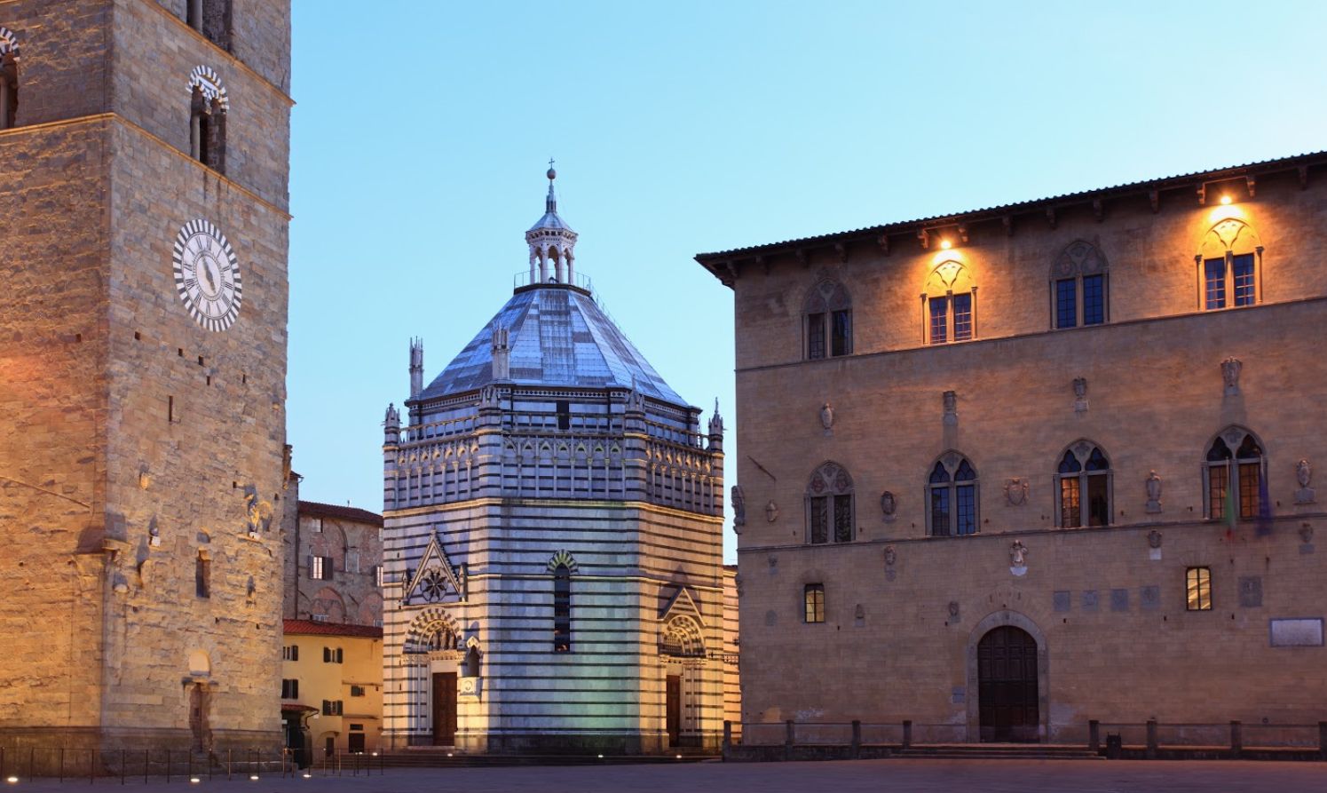 Clocher et baptistère sur la Piazza del Duomo de Pistoia, Toscane - Italie