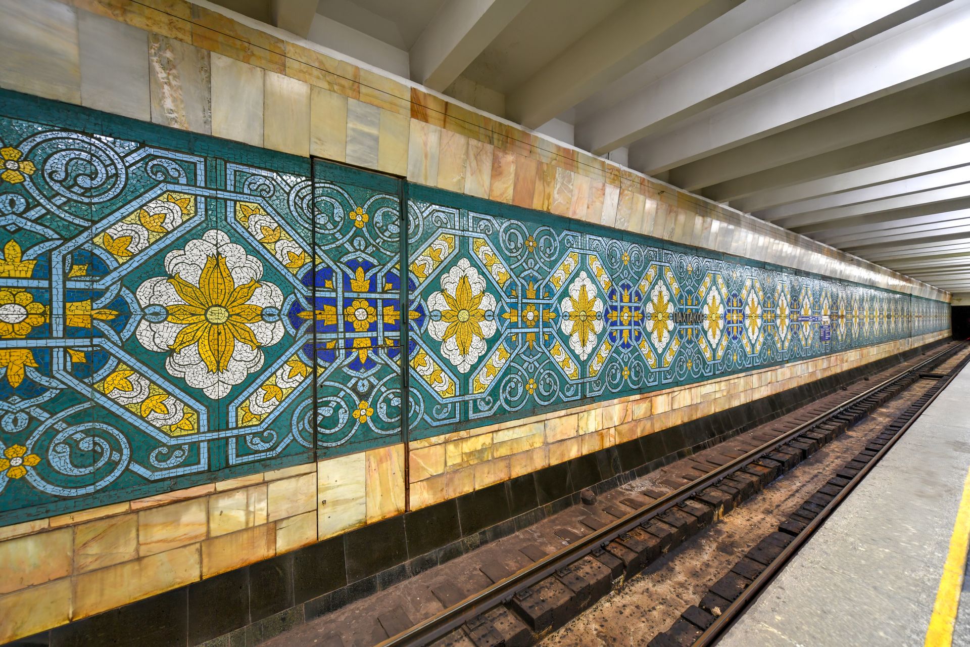 Métro de Tachkent -  Fondé en 1977, il a été construit avec une attention particulière à la beauté architecturale et artistique. Les stations du métro sont ornées de mosaïques, de peintures murales, de sculptures et de marbre, qui créent un environnement orné et élégant pour les voyageurs.