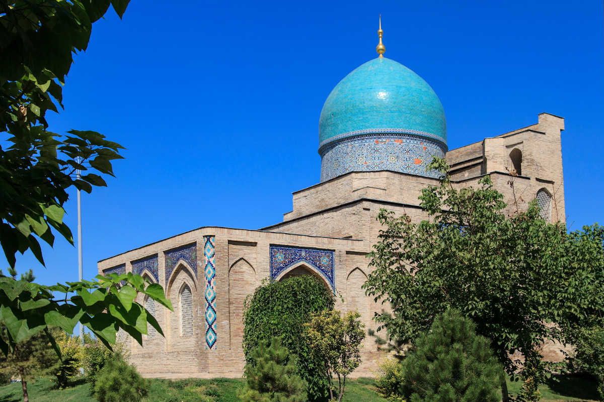 Mausolée Kaffal Chachi, Tachkent - Un site historique et culturel connu pour sa beauté architecturale et artistique. Il se trouve dans le quartier historique de Chorsu et a été construit au XVème siècle pour abriter les tombes du poète et théologien Kaffal Chachi et de ses disciples.