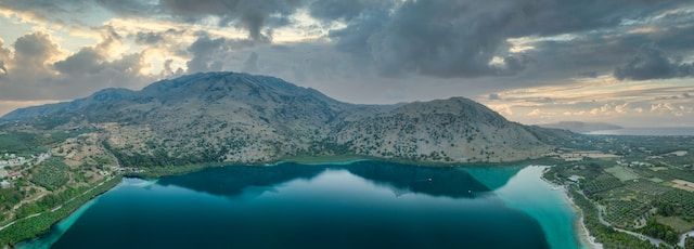 Lac de Kournas, Crète - Grèce © Manos Koutras Unsplash