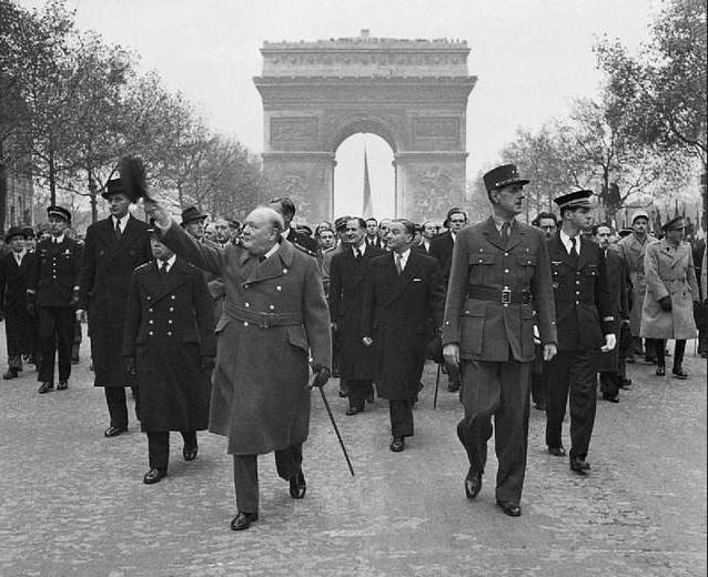 Churchill et de Gaulle dans les Champs-Elysées