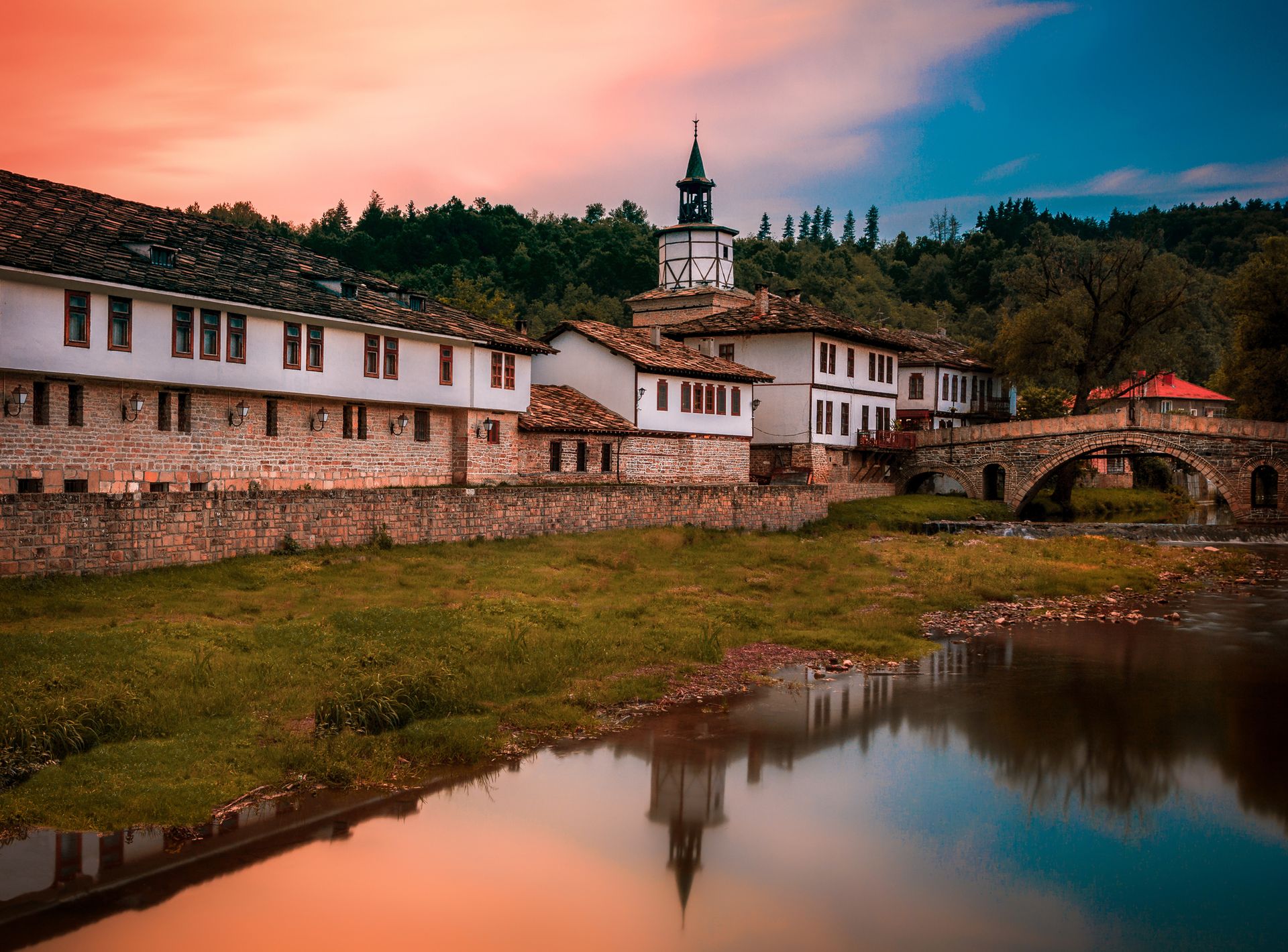 Vue sur la tour du village de Zheravna - Bulgarie