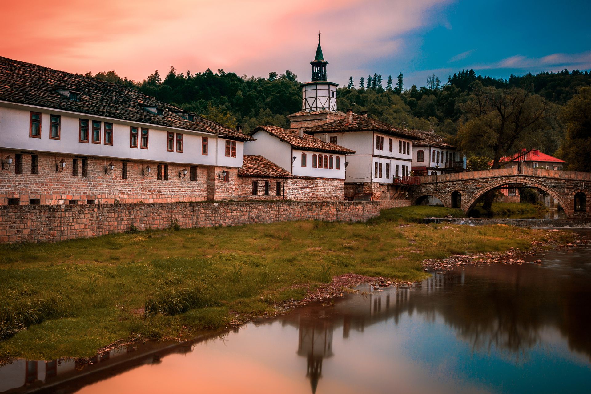 Vue sur la tour du village de Zheravna - Bulgarie