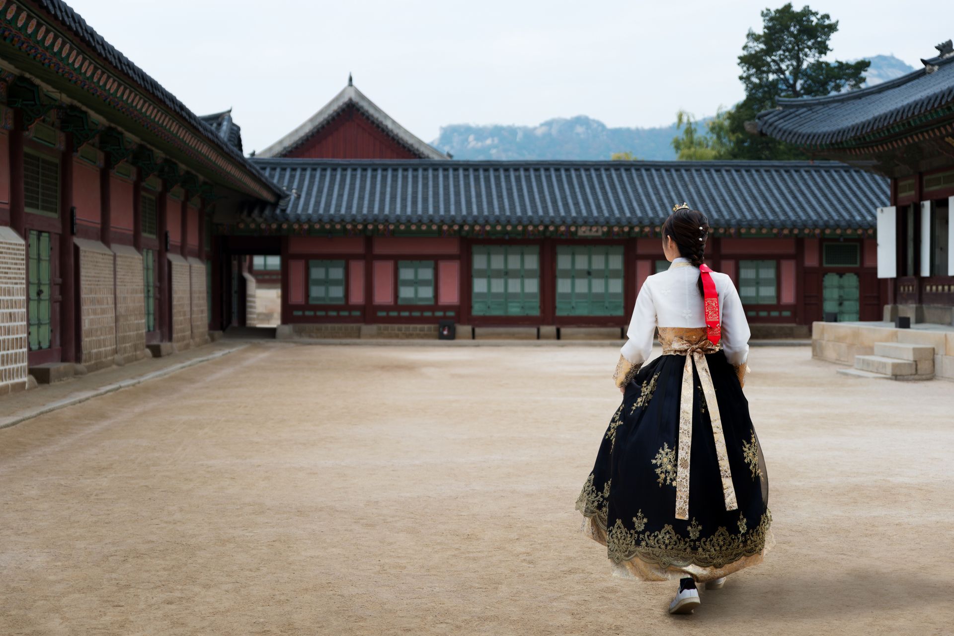 Femme portant la tenue traditionnelle du Hanbok au Palais Gyeongbokgung, Séoul - Corée du Sud