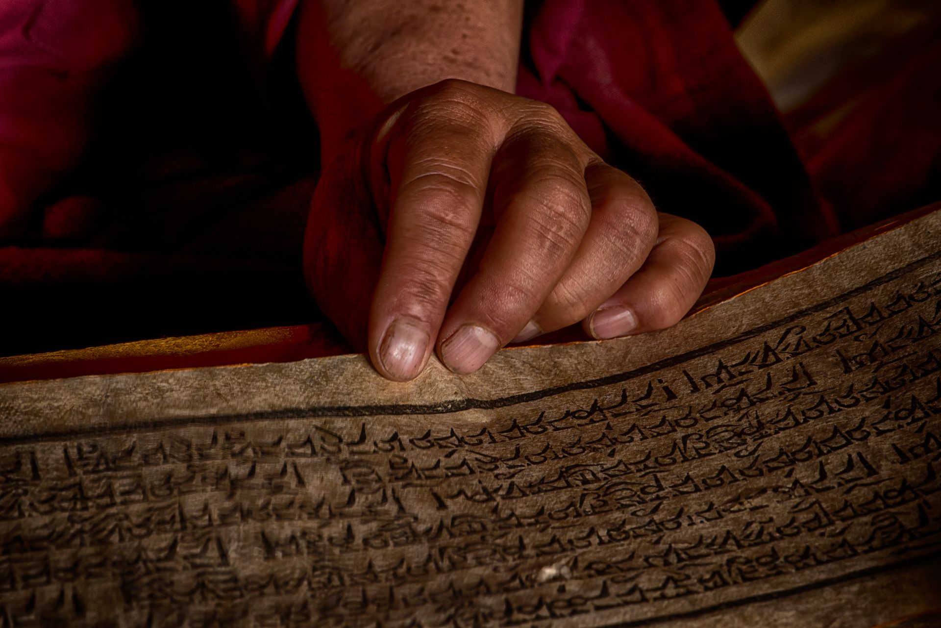 Moine tibétain avec livre de prières