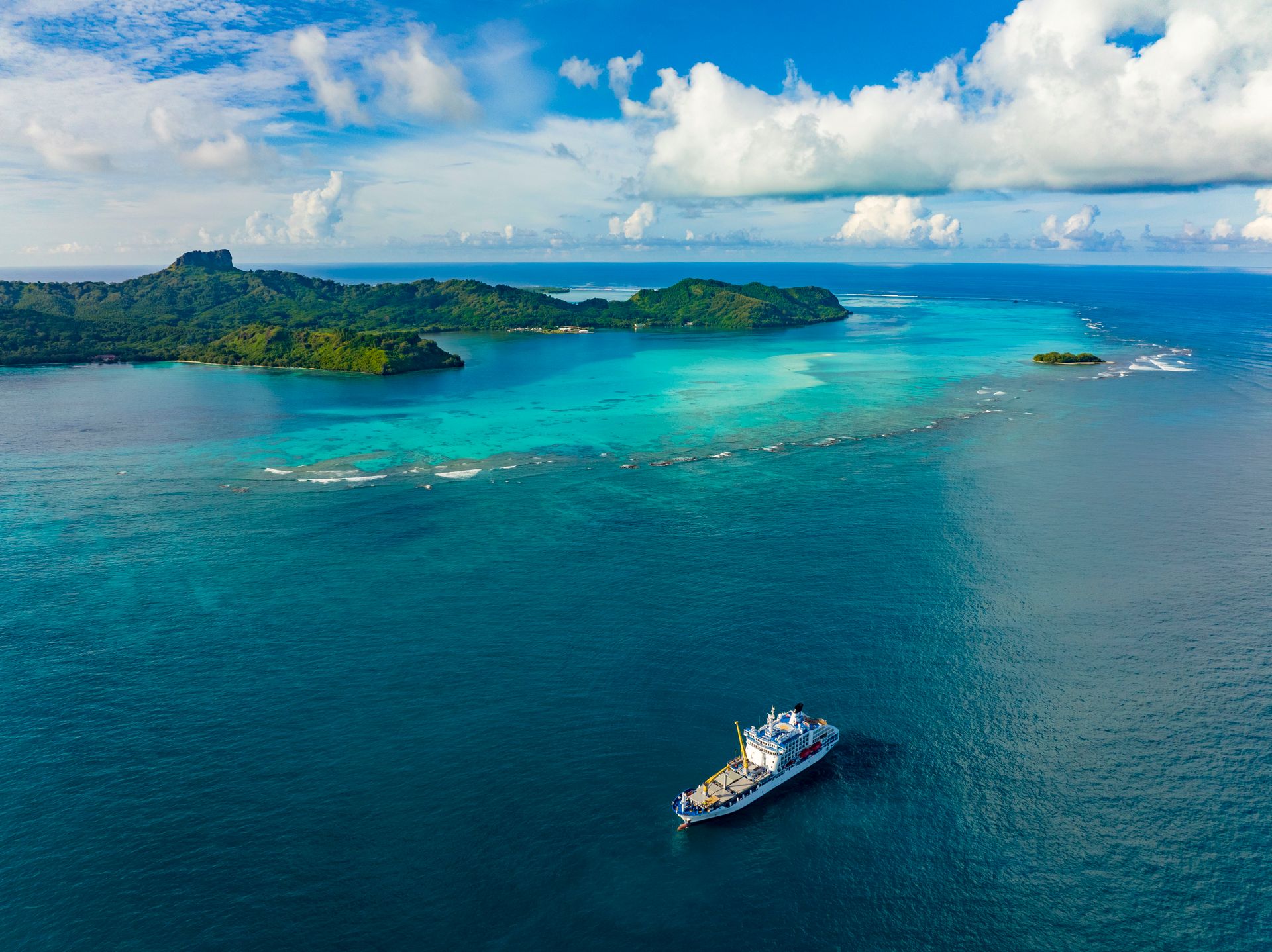 l'Aranui à l'ancre à Raivavae