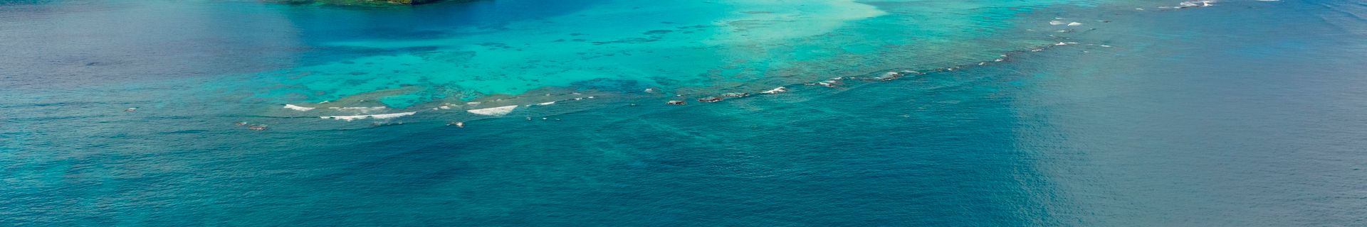 l'Aranui à l'ancre à Raivavae