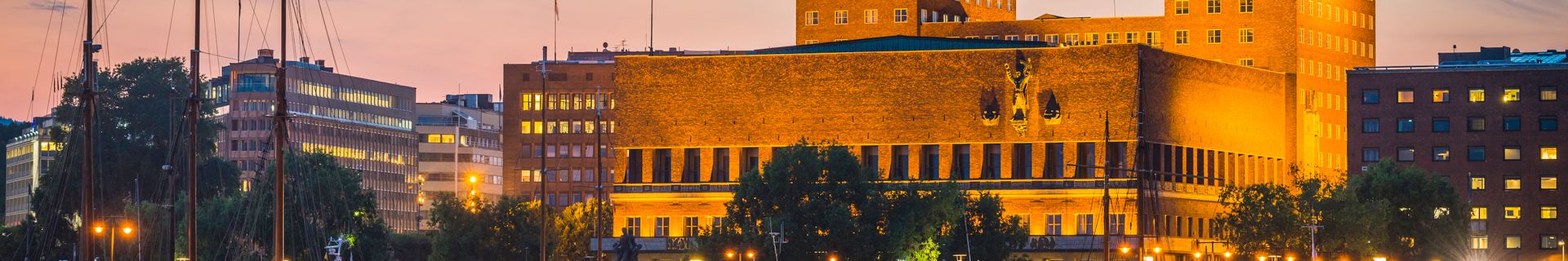 Vue sur l'hôtel de ville d'Oslo depuis le port au coucher de soleil, Norvège