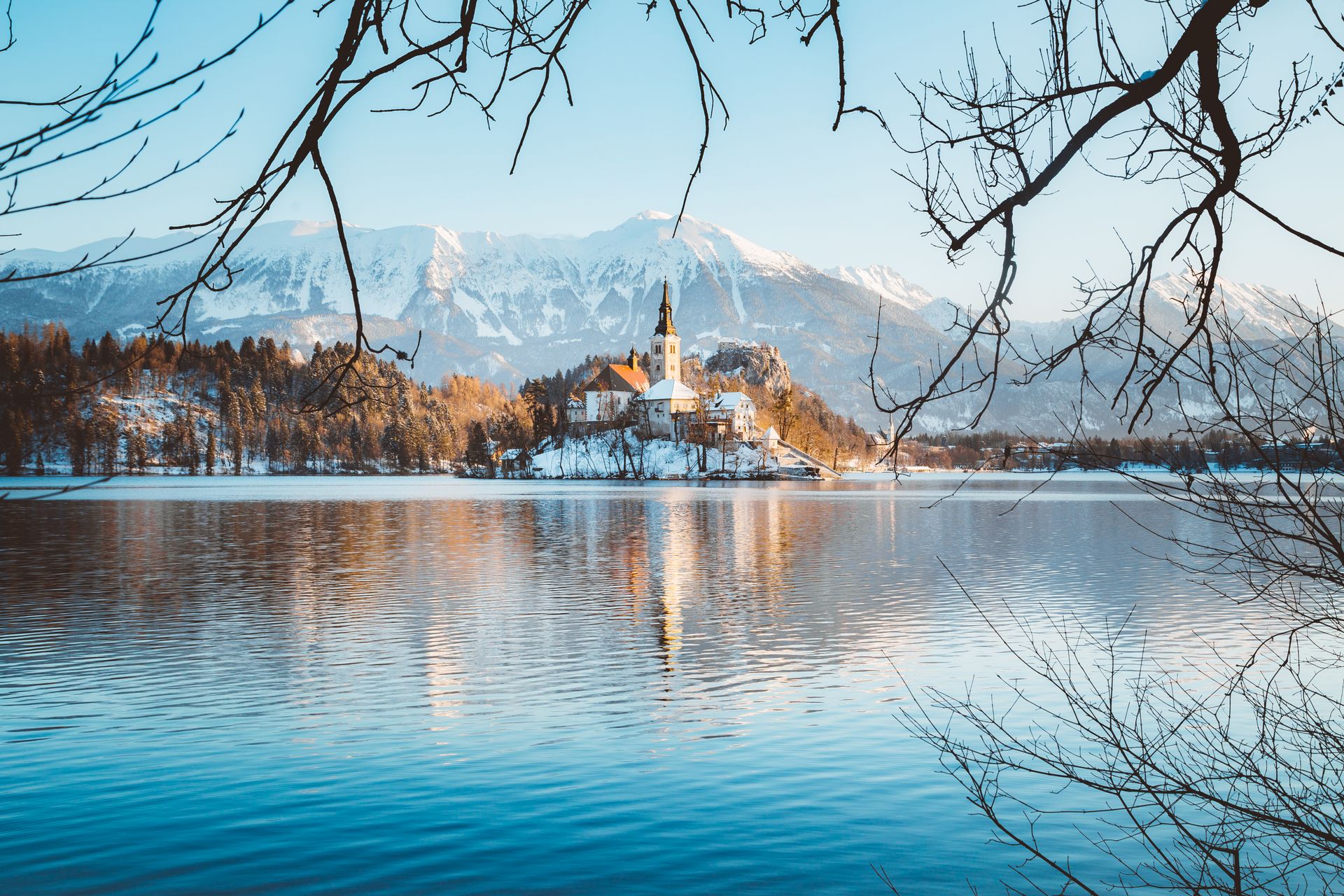 Lac de Bled et îlot enneigé