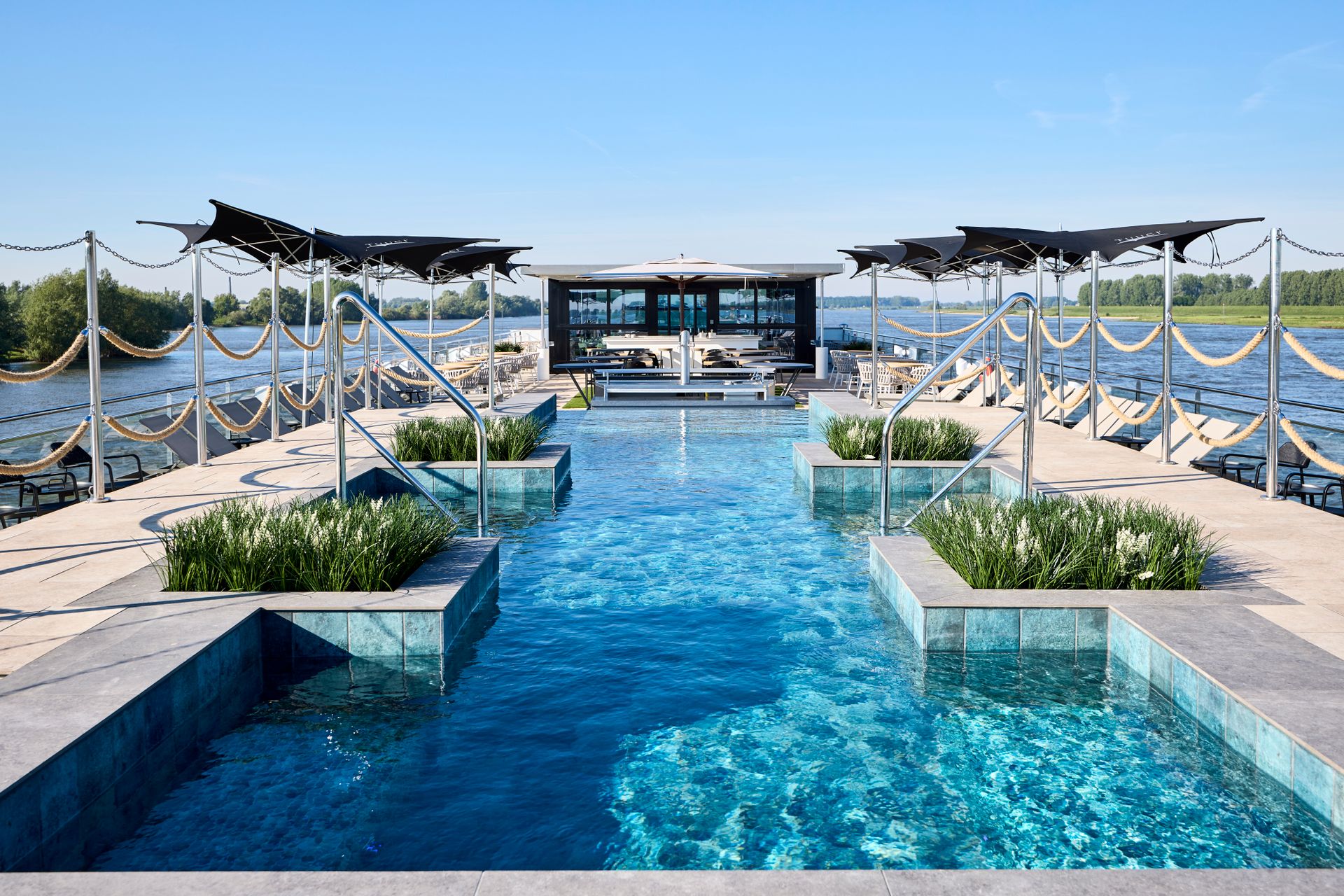 La piscine sur le pont soleil du MS Viva Porto Mirante