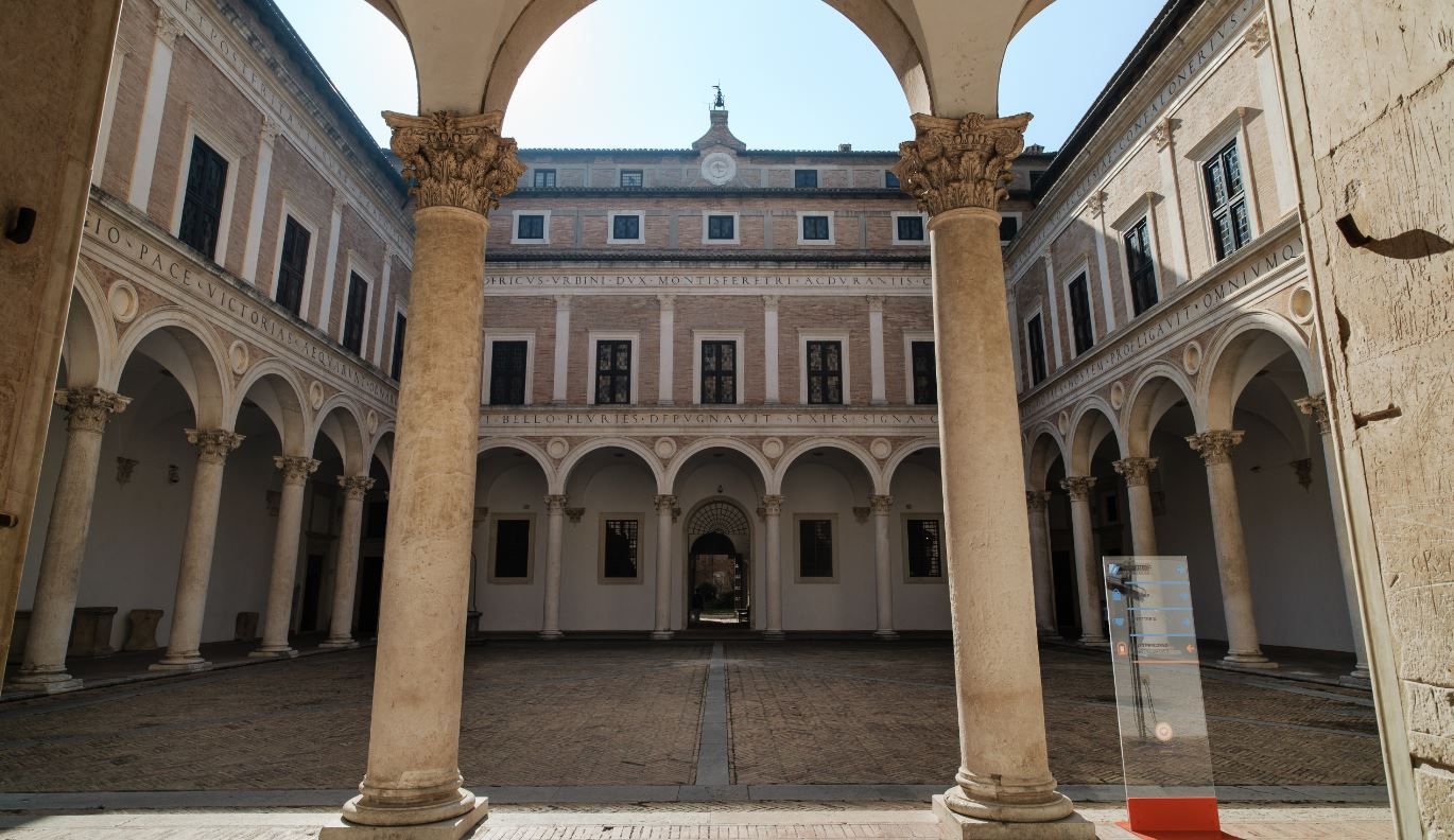 Cour du Palais Ducal, Urbino - Italie ©Archivio fotografico della Regione Marche